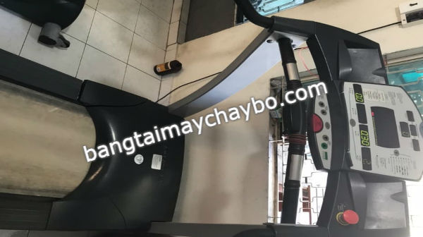 Thợ sửa máy chạy TP HCM tư vấn khách đảo băng tải bị mòn