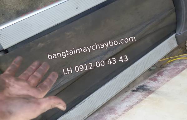 Máy chạy bộ nhà tôi đang chạy bị khử lại có phải do băng tải