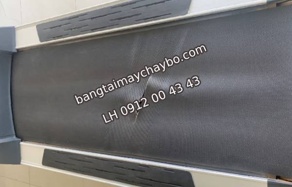 Băng tải mới thay chạy được hơn 1 năm đã bị rách hỏng 