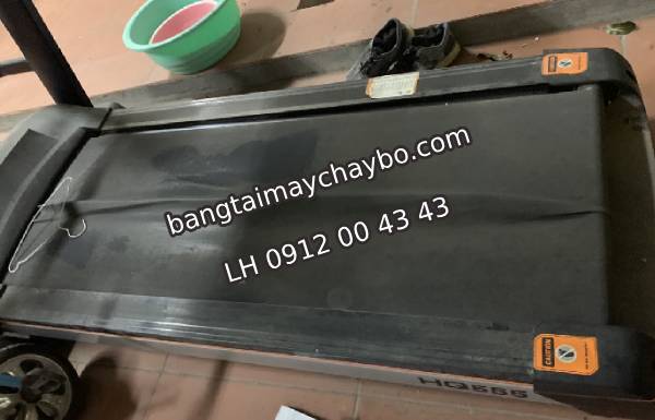 Khách hàng tra cả dầu nhớt xe máy cho băng tải máy chạy bộ