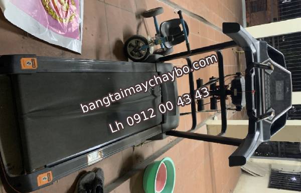 Máy chạy bộ nhà tôi để lâu băng tải khô cứng phải làm sao